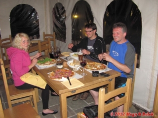 večeře v pizerii v Ossaně